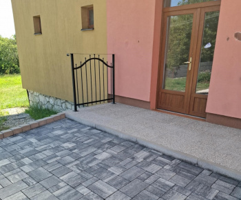 Projekty / Rekonštrukcia prístupovej plochy pri OcÚ Klčov - foto